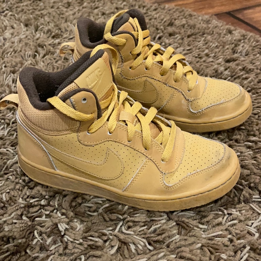 Boys Nike shoes size 3.5Y